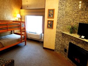Postel nebo postele na pokoji v ubytování Rushmore Express & Suites