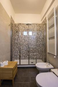 uma casa de banho com um chuveiro, um WC e um lavatório. em Casa Angela em Campobasso