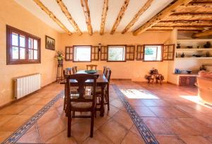 Una gran sala de estar con mesa y sillas. en Villa San Jordi Ibiza Ses Salines, en Sant Jordi