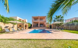 una imagen de una villa con piscina en Villa San Jordi Ibiza Ses Salines, en Sant Jordi
