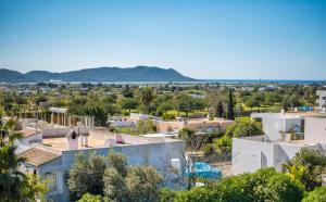 - Vistas a una ciudad con casas y árboles en Villa San Jordi Ibiza Ses Salines, en Sant Jordi
