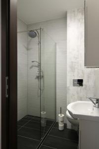 a bathroom with a shower and a toilet and a sink at Willa BROWAR pokoje gościnne w centrum miasta na starówce, Self check in 24H, FV, TV Smart, Darmowe Wi-Fi, Parking, W sąsiedztwie restauracji i kawiarni, Usługi escort zakazane in Starogard Gdański +24 photos