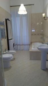 ナポリにあるIl Cuore di Napoliのバスルーム(トイレ、洗面台、バスタブ付)
