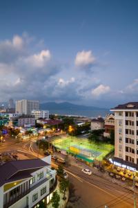 Blick auf eine Stadt mit einer Straße in der Nacht in der Unterkunft Trang Ngan Hotel by THG in Đà Nẵng