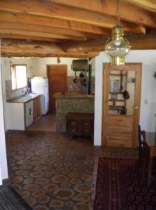 拉安戈斯圖拉鎮的住宿－La Casa de Huemul，一个带柜台和冰箱的大厨房