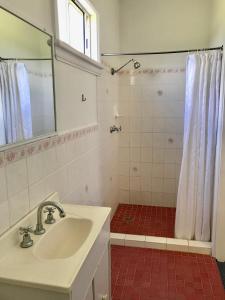 Phòng tắm tại Fairway Lodge Motel