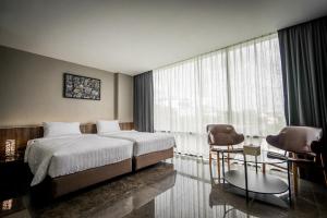 a hotel room with a bed and a window at Onix Hotel Bangkok in Bang Kapi +60 photos