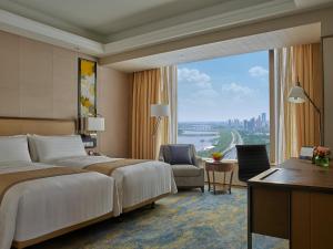 Postel nebo postele na pokoji v ubytování Shangri-La Songbei, Harbin