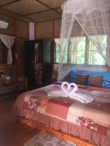 Tempat tidur dalam kamar di Yayee Homestay