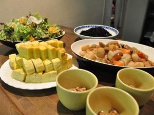 une table avec des assiettes et des bols de nourriture dans l'établissement Select Inn Hamamatsu Ekimae, à Hamamatsu