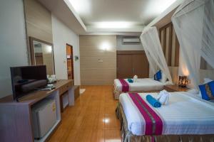 Кровать или кровати в номере Tonsai Bay Resort