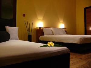 Llit o llits en una habitació de JavaCove Beach Hotel