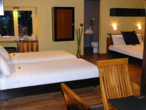 Llit o llits en una habitació de JavaCove Beach Hotel