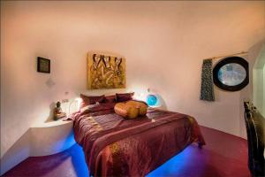 una camera da letto con un letto con un orsacchiotto sopra di Bel Air Resort a Gili Air