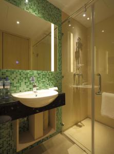 a bathroom with a sink and a shower at Mercure Nanchang Sunac in Nanchang