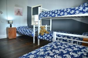 Bunk bed o mga bunk bed sa kuwarto sa Geraldton Backpackers