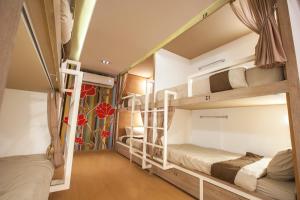 Ein Bett oder Betten in einem Zimmer der Unterkunft Chiangmai Midpoint Activity Hostel