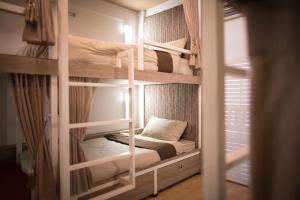Ein Bett oder Betten in einem Zimmer der Unterkunft Chiangmai Midpoint Activity Hostel