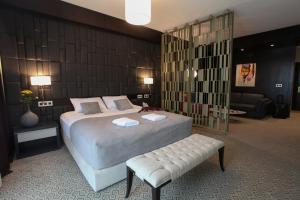 1 dormitorio con 1 cama, 1 sofá y 1 silla en Hotel Orhideea en Negreşti-Oaş