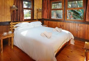 sypialnia z białym łóżkiem i 2 ręcznikami w obiekcie First Group Sodwana Bay Lodge Self Catering w mieście Sodwana Bay