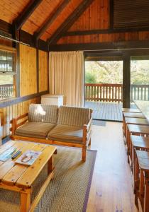 ein Wohnzimmer mit einem Sofa und einem Tisch in der Unterkunft First Group Sodwana Bay Lodge Self Catering in Sodwana Bay