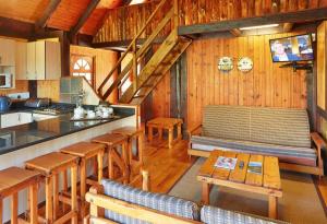 una sala de estar con un banco y una mesa en una cabaña en First Group Sodwana Bay Lodge Self Catering, en Sodwana Bay