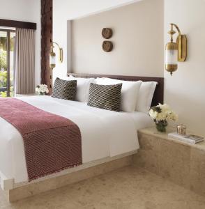 Voodi või voodid majutusasutuse Al Baleed Resort Salalah by Anantara toas