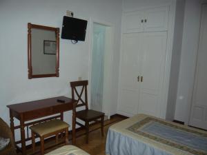 TV a/nebo společenská místnost v ubytování Hostal Triana
