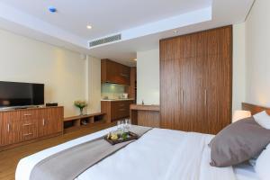 Un dormitorio con una gran cama blanca y un televisor de pantalla plana. en Aurora Serviced Apartments, en Ho Chi Minh 33 fotos más