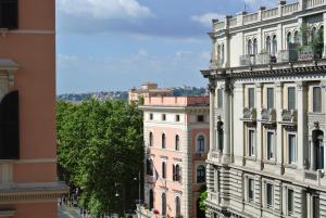 un bâtiment au milieu de deux autres bâtiments dans l'établissement Le Petit Real, à Rome
