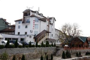 een hotel in een stad waar auto's voor geparkeerd staan bij Hostel Palma in Novi Pazar