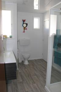 een badkamer met een toilet, een bad en een wastafel bij Rosies Place in Oamaru