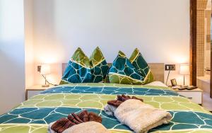 sypialnia z dużym łóżkiem z ręcznikami w obiekcie Apartment Studio-25 w mieście Rijeka