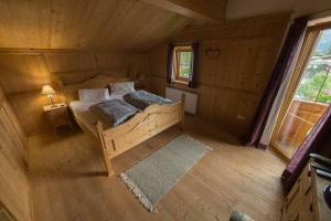 einen Blick über ein Schlafzimmer in einem Blockhaus in der Unterkunft Ferienwohnungen Bauernhof Andreas Kleiner in Tannheim