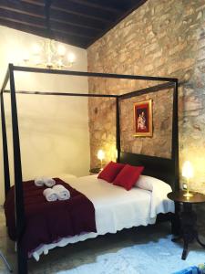 1 dormitorio con 1 cama con almohadas rojas en Apartment Gloria en Cáceres