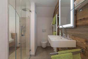 łazienka z umywalką, toaletą i prysznicem w obiekcie Apartment Pötzelberghof w mieście Altenmarkt im Pongau