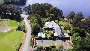 una vista aérea de una casa en una colina junto al agua en Donalea Bed and Breakfast & Riverview Apartment, en Castle Forbes Bay