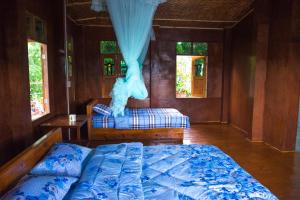 เตียงในห้องที่ Innthar Lodge Home Stay