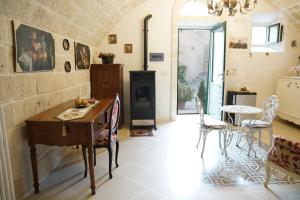 a kitchen and dining room with a table and chairs at Angolo Fiorito in Matera