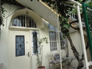 una casa con una puerta y una mesa y sillas en Art House Petunia, en Tiflis