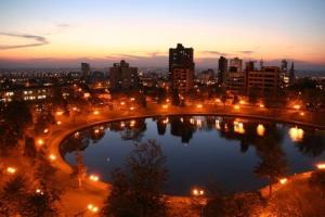 ein großes Wasserbecken mit einer Stadt bei Nacht in der Unterkunft Rocha's Hotel in Guarapuava