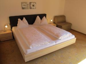 Una cama o camas en una habitación de Garni Weghueb