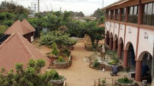 Sultan Hamud Pyramids Resort外面的花园