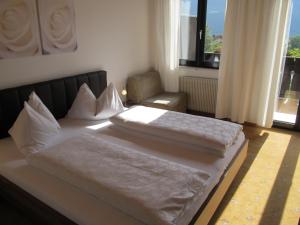Una cama o camas en una habitación de Garni Weghueb