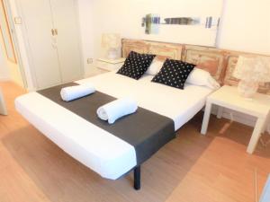 バレンシアにあるDesign Flats Botanicoの大型ベッド1台(枕2つ付)が備わる客室です。
