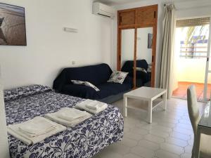 Postel nebo postele na pokoji v ubytování Estudios y Apartamentos Benal Beach