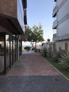 a cobblestone walkway next to a building at Apartamento completo in Rio de Janeiro