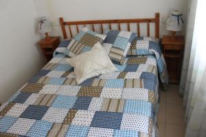 トッサ・デ・マールにあるapartment saMarのベッド(青と白のキルト付)