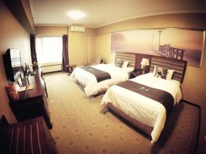 เตียงในห้องที่ Pai Hotel Zhanjiang Xuwen