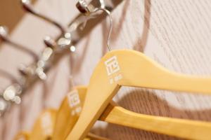 una sedia di legno con un cartello sopra di Pai Hotel Beijing Peony Garden Longxiang Road a Pechino